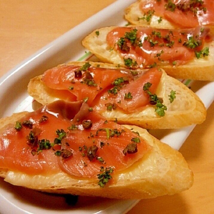 フランスパンのカナッペ(チーズ＆スモークサーモン) レシピ・作り方