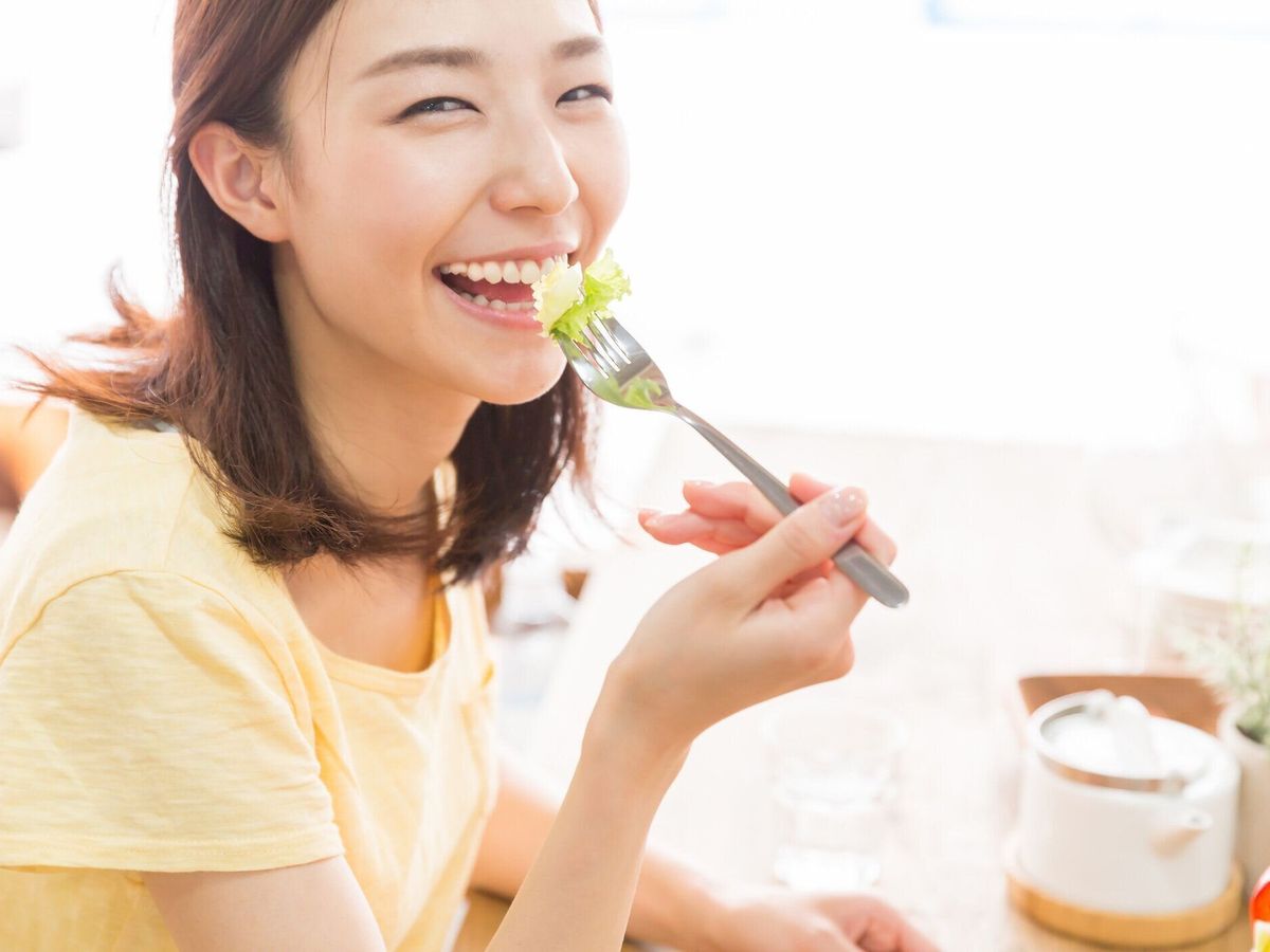 食べる女性