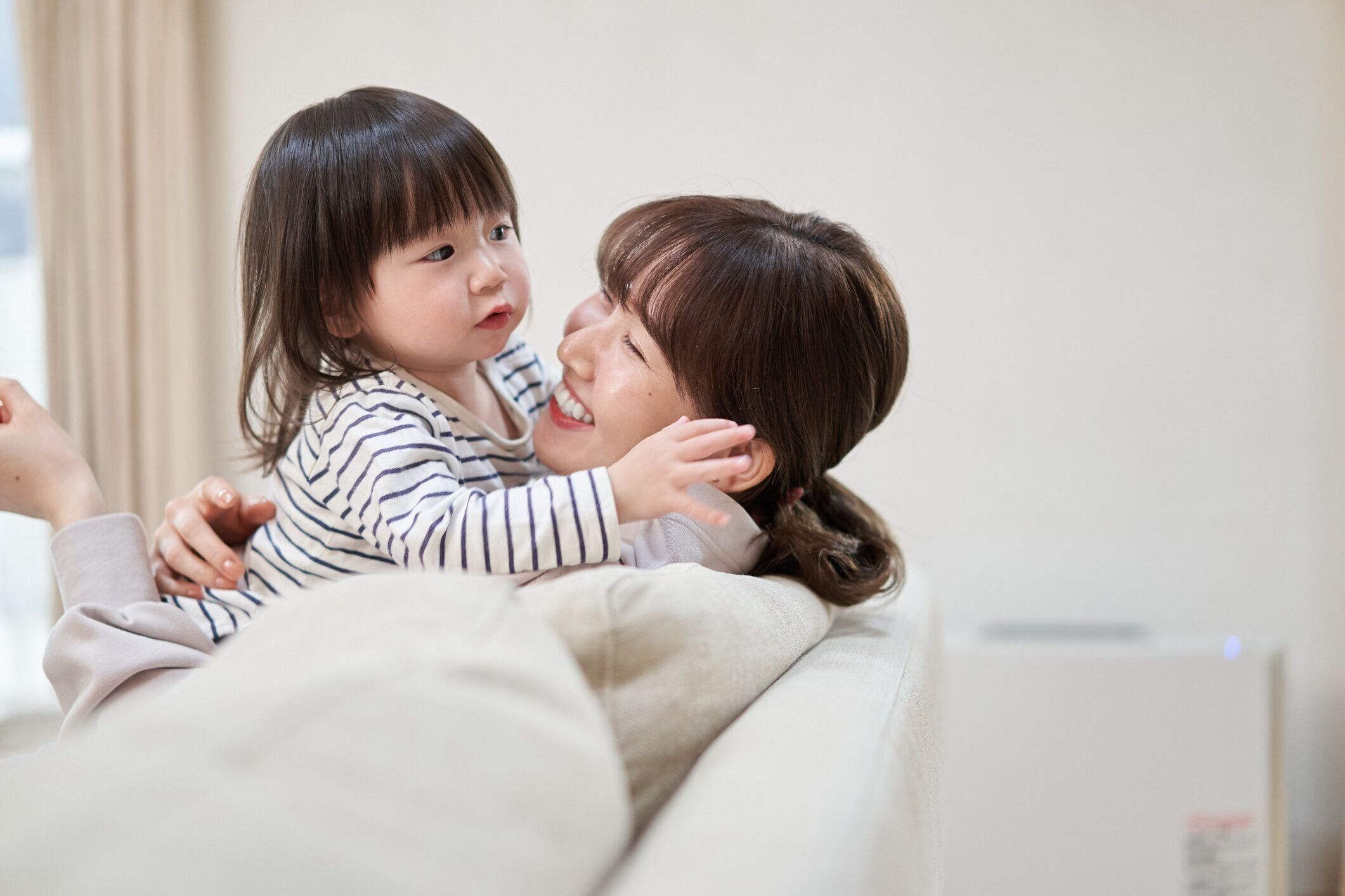 アジアの子供は激しくママを抱きしめる