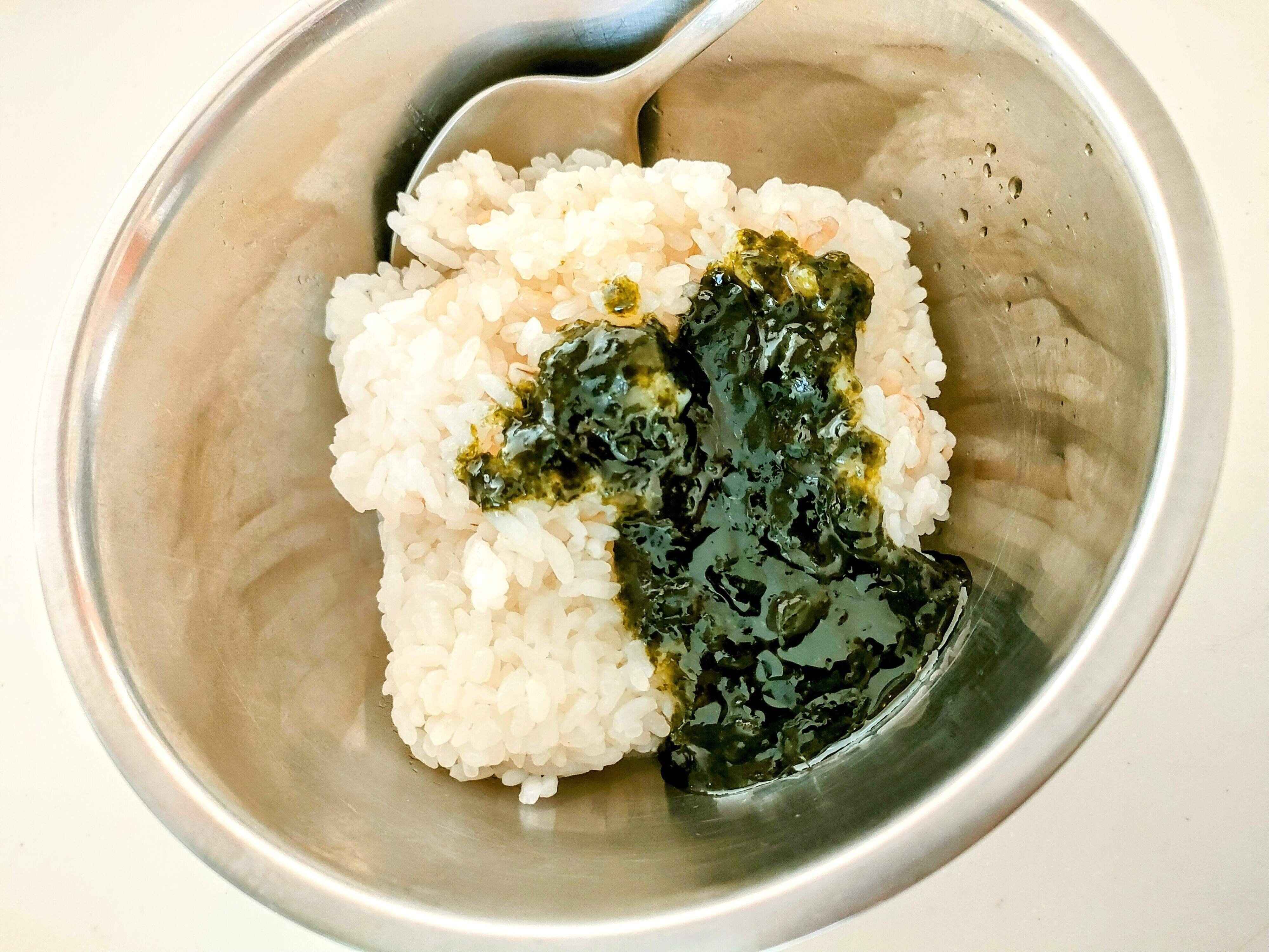 韓国のり風ごはんの素をごはんに混ぜる