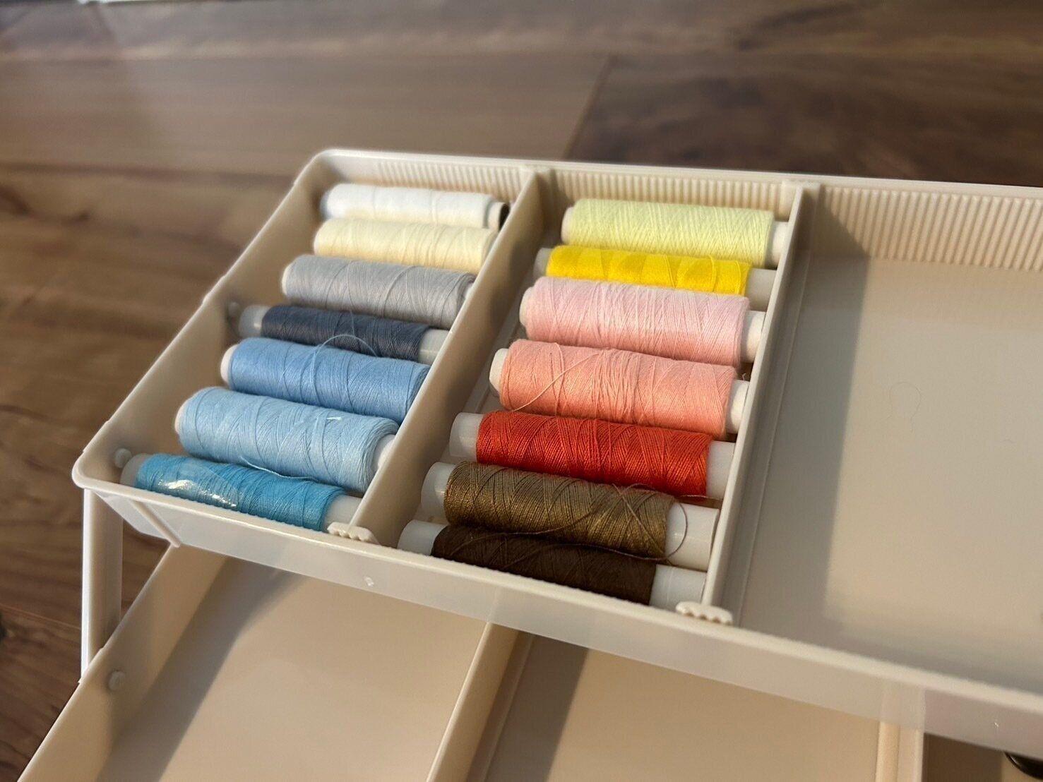 仕切り付が便利なダイソーのツールボックス