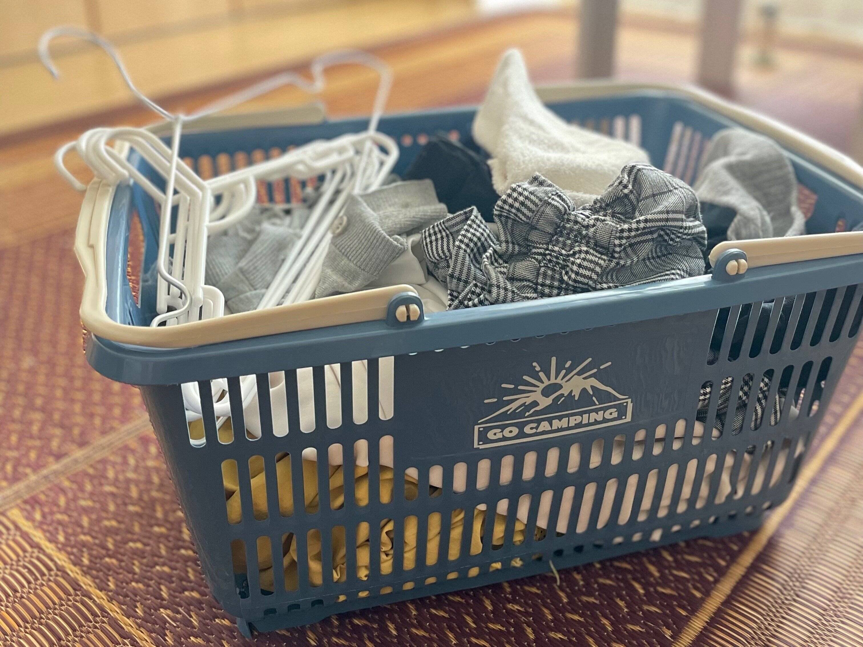 散らかっているものはカゴにまとめて持っていく