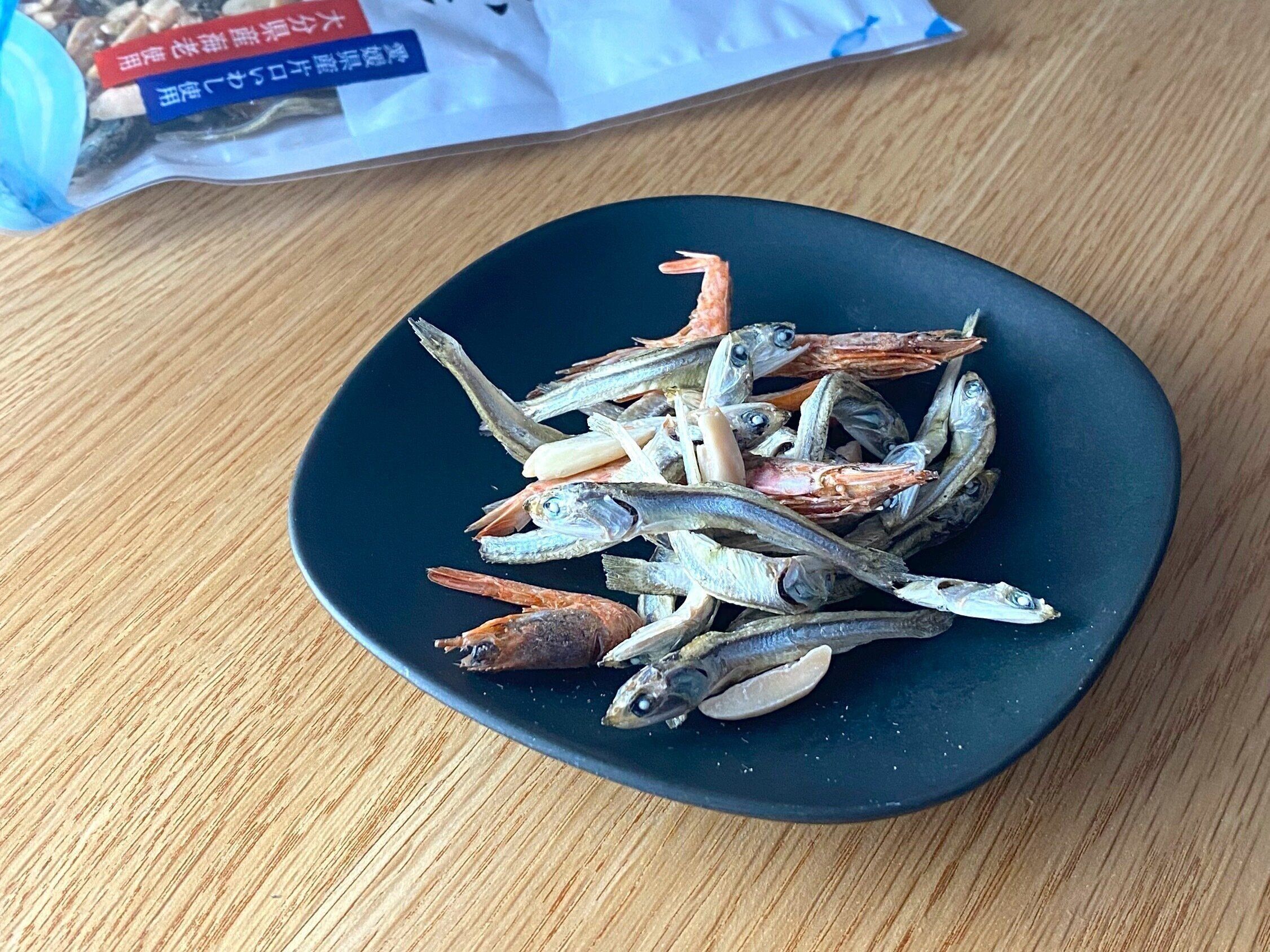 食べる小魚と海老とアーモンド