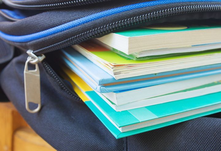 学校のバックパックの教科書、教育コンセプト。 選択的な焦点。