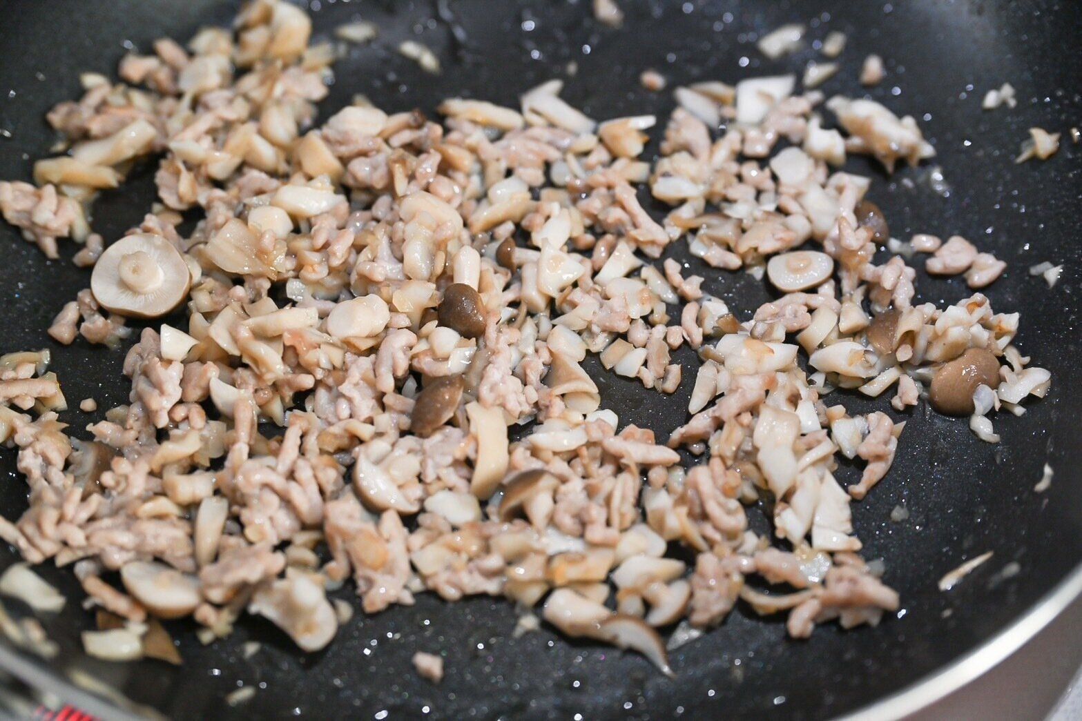 具材を炒めているフライパン