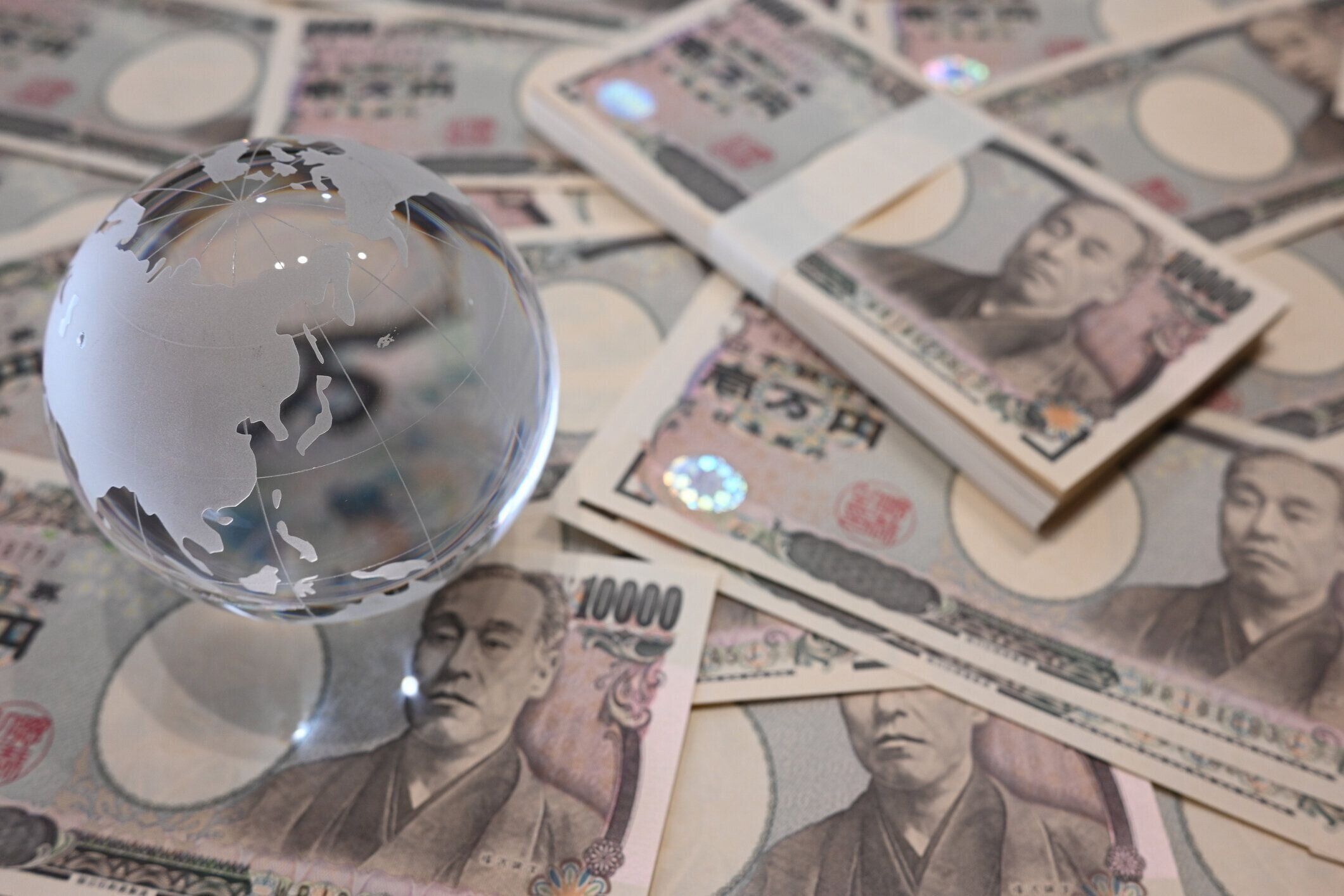 10,000円札とガラス球