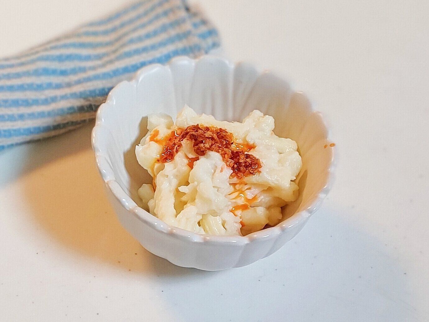 ポテトサラダに食べるラー油をのせた