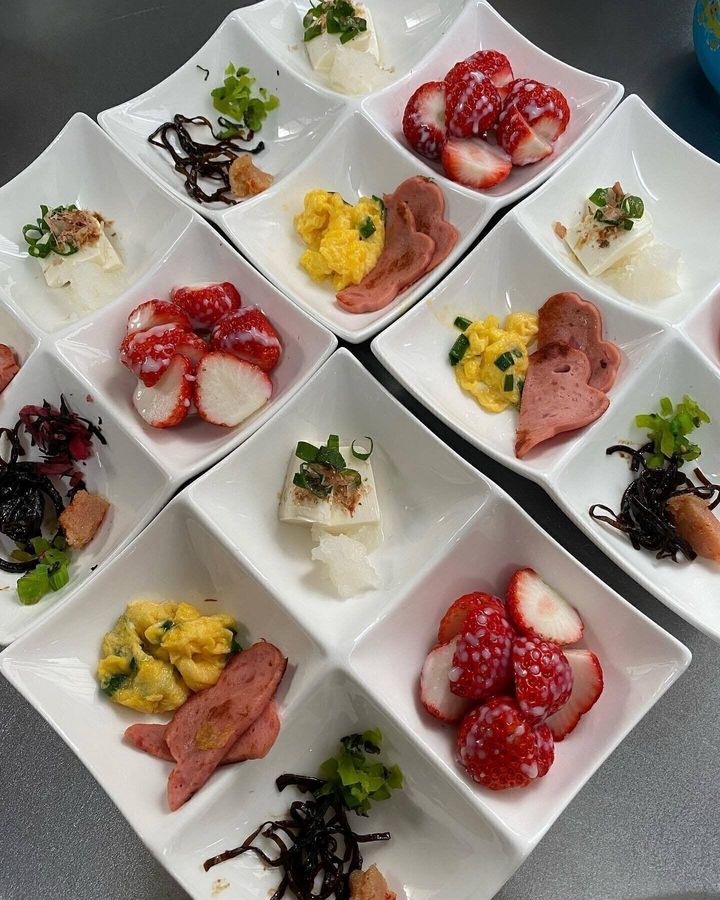 【ダイソー】仕切りのついたシンプルな白のプレートでいつもの料理もグッと豪華に