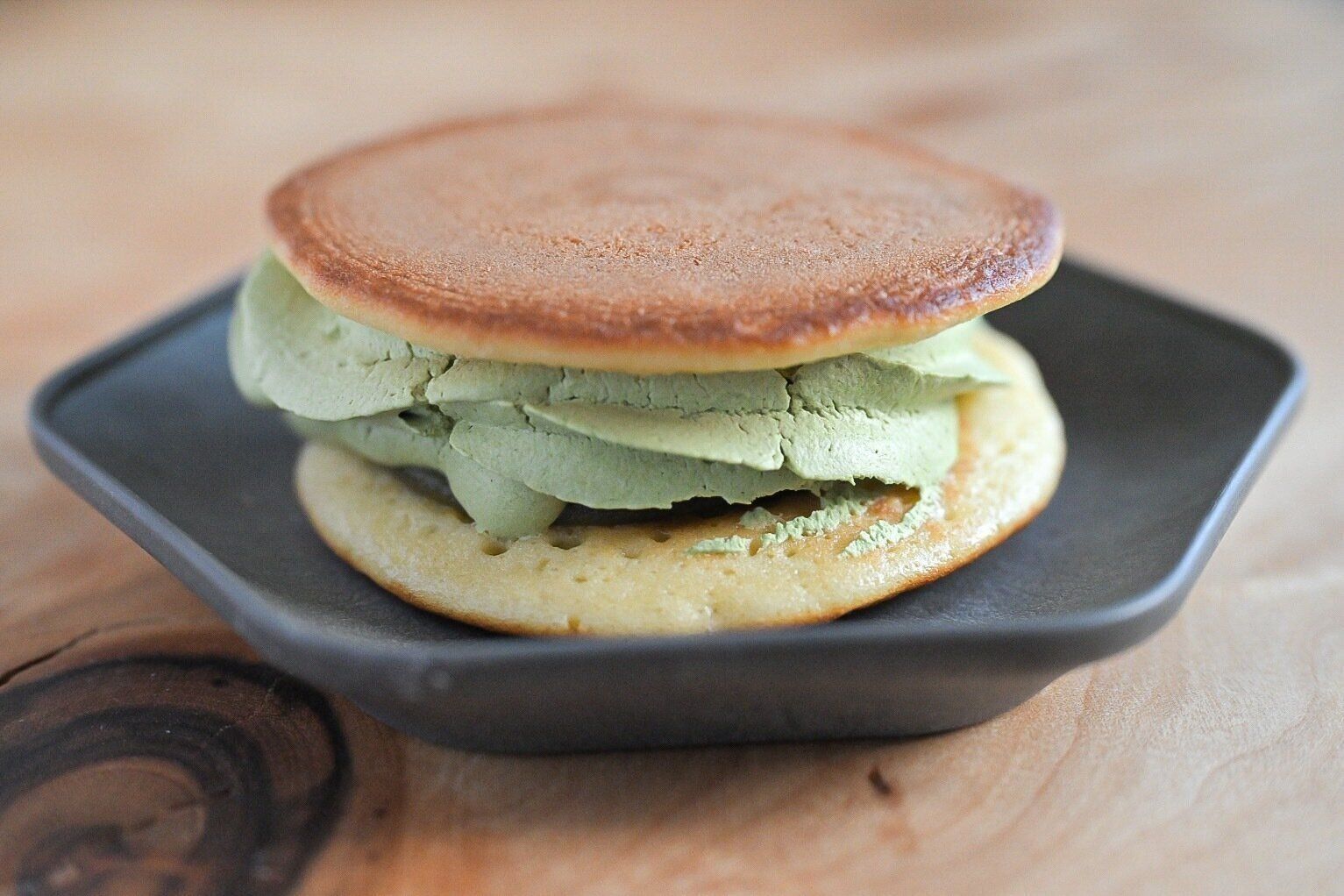 皿にのった宇治抹茶の生どら