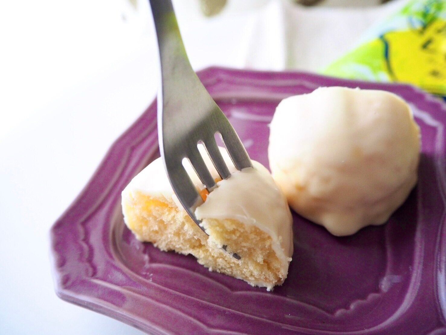 シャトレーゼ「おひさま香るレモンケーキ」フォーク写真