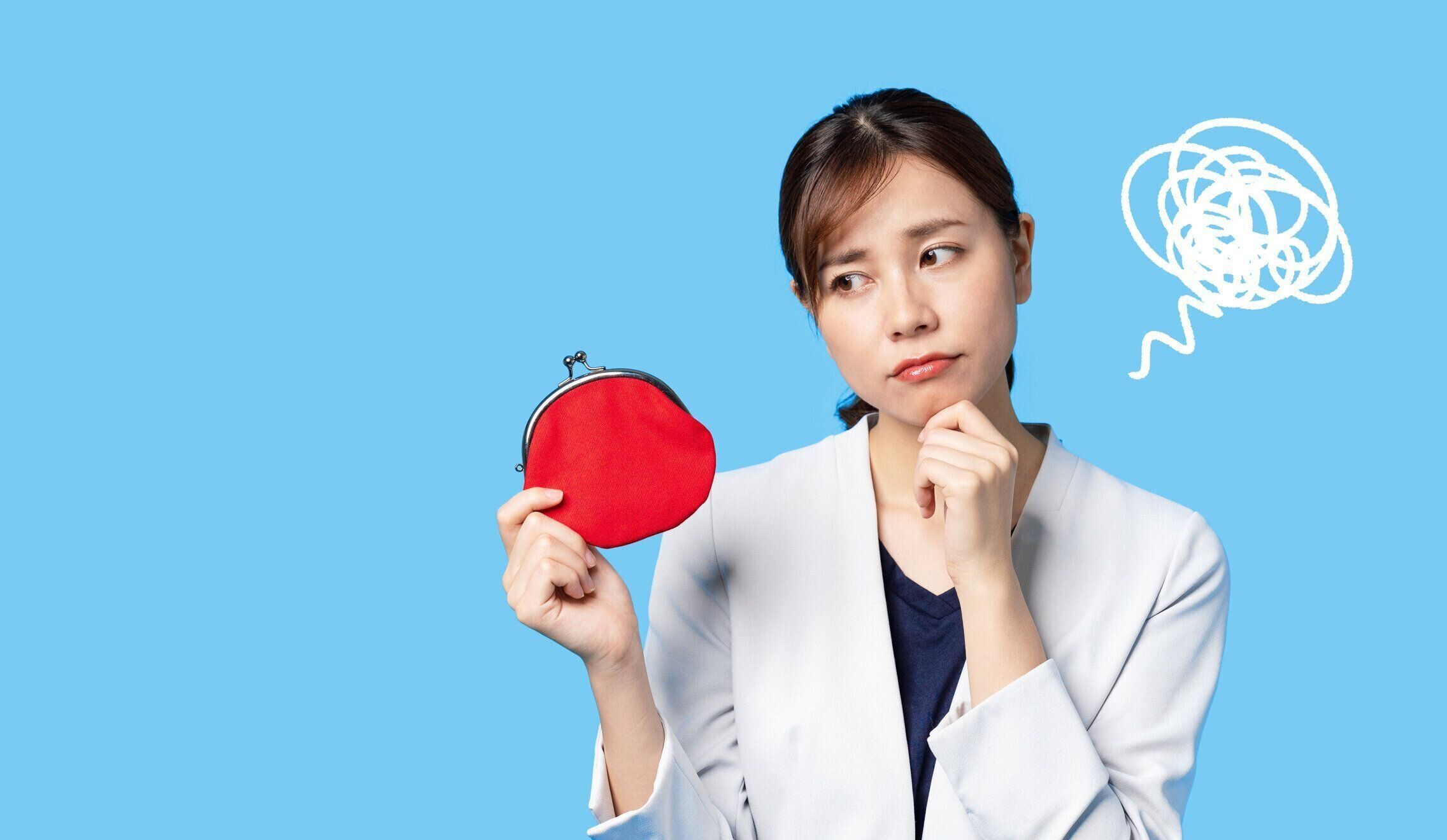 小銭入りを持つ若いアジアの女の子。