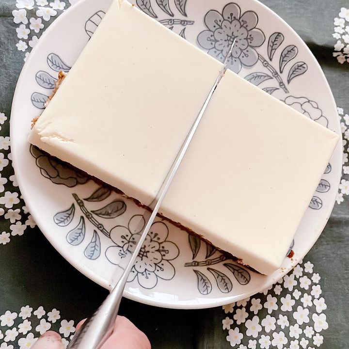 冷凍状態なら簡単にきれいにカットできる