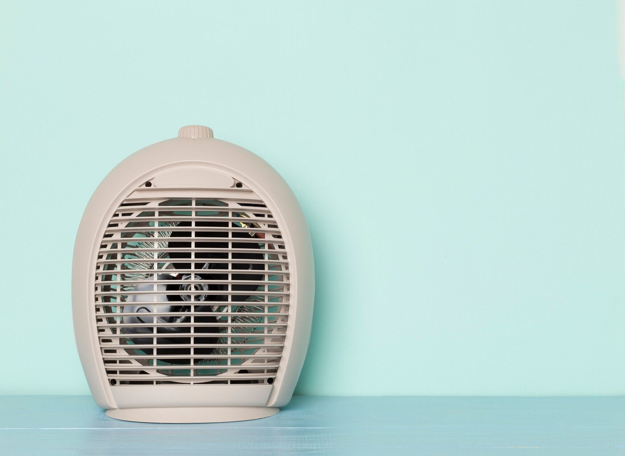 ライトテーブルの上の現代の電気ファンヒーター