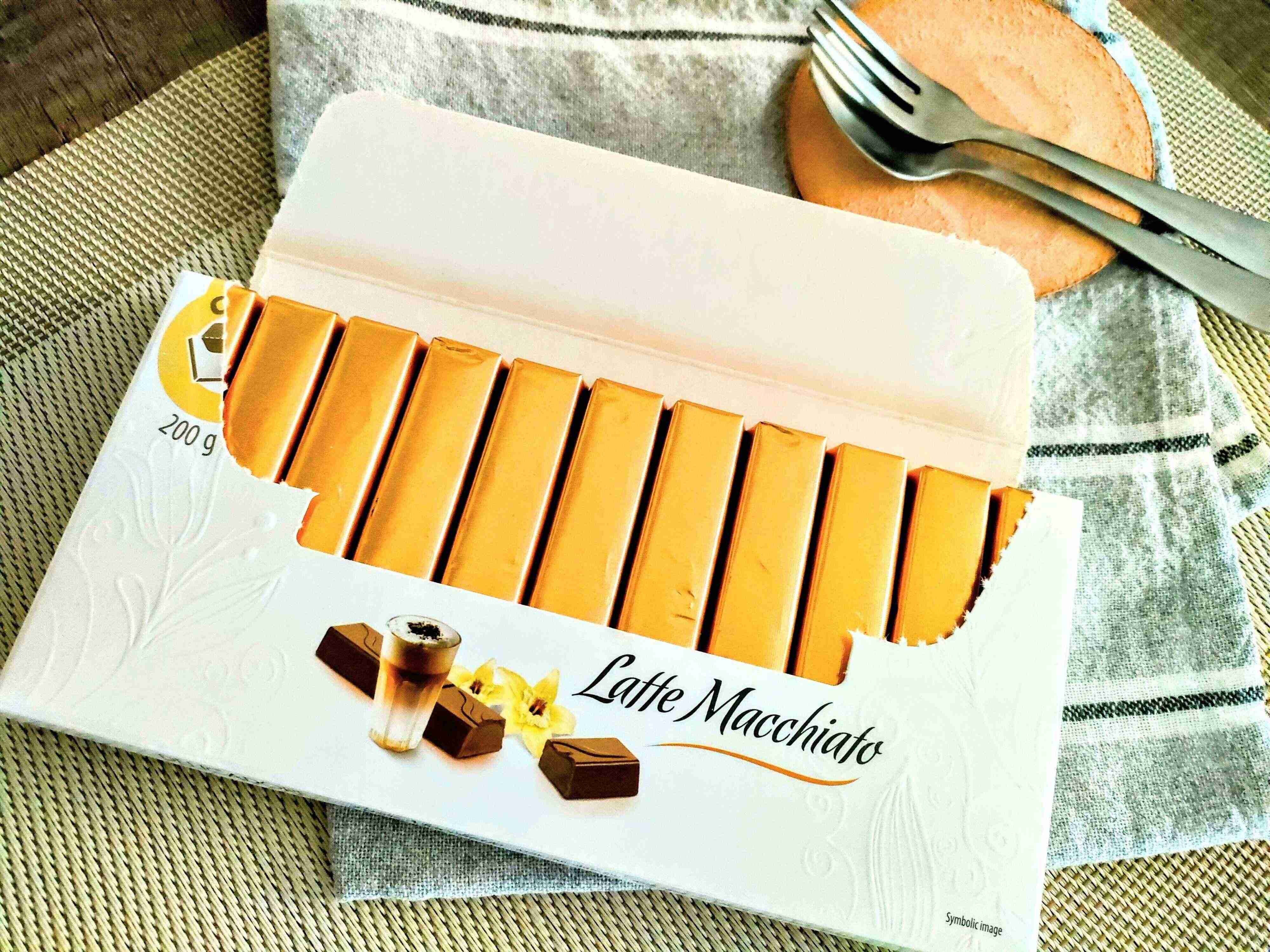 蓋をあけるとゴールドの包装紙に包まれたチョコレートが並んでいる