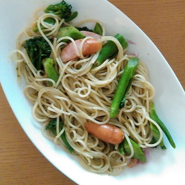 スティックセニョールとウインナーのバジルパスタ