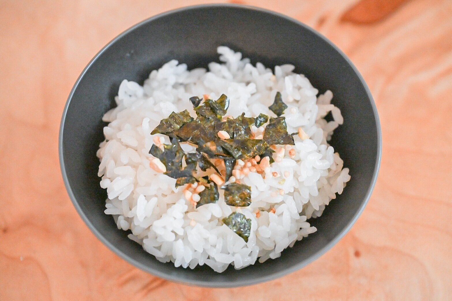 白いごはんにのせた海苔と納豆のふりかけ
