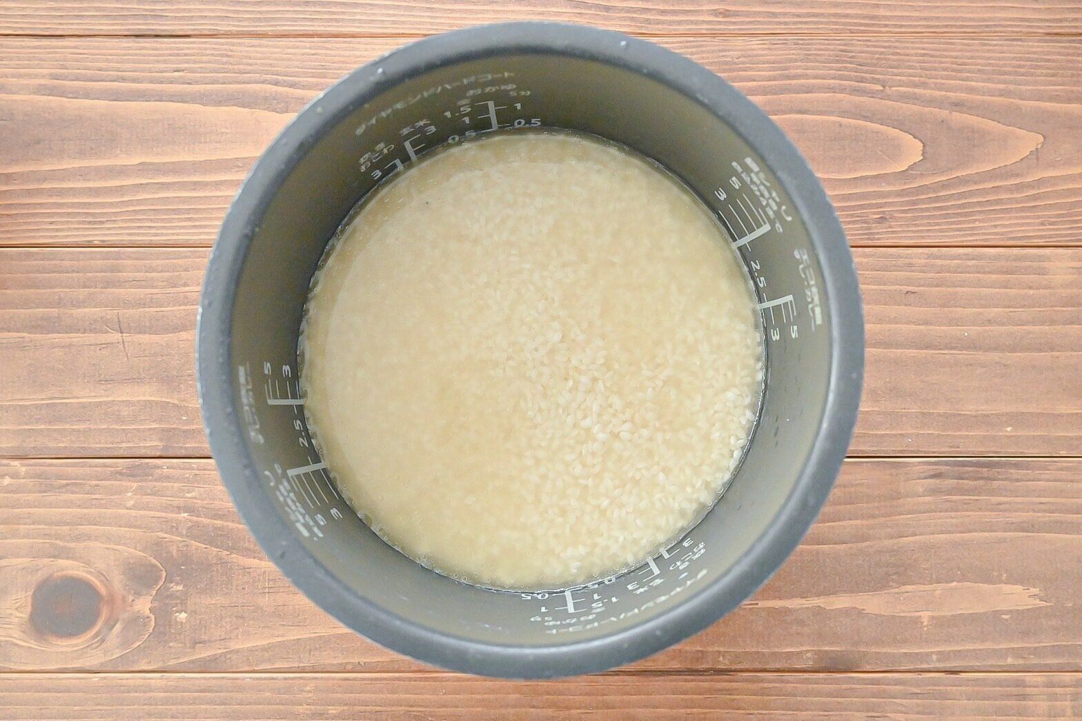 炊飯器に入った浸水した米