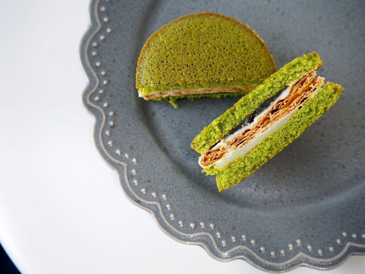 シャトレーゼ「フリアンショコラサンドパイ 八女抹茶」断面写真