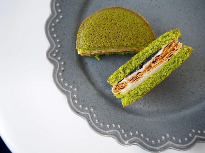 シャトレーゼ「フリアンショコラサンドパイ 八女抹茶」断面写真