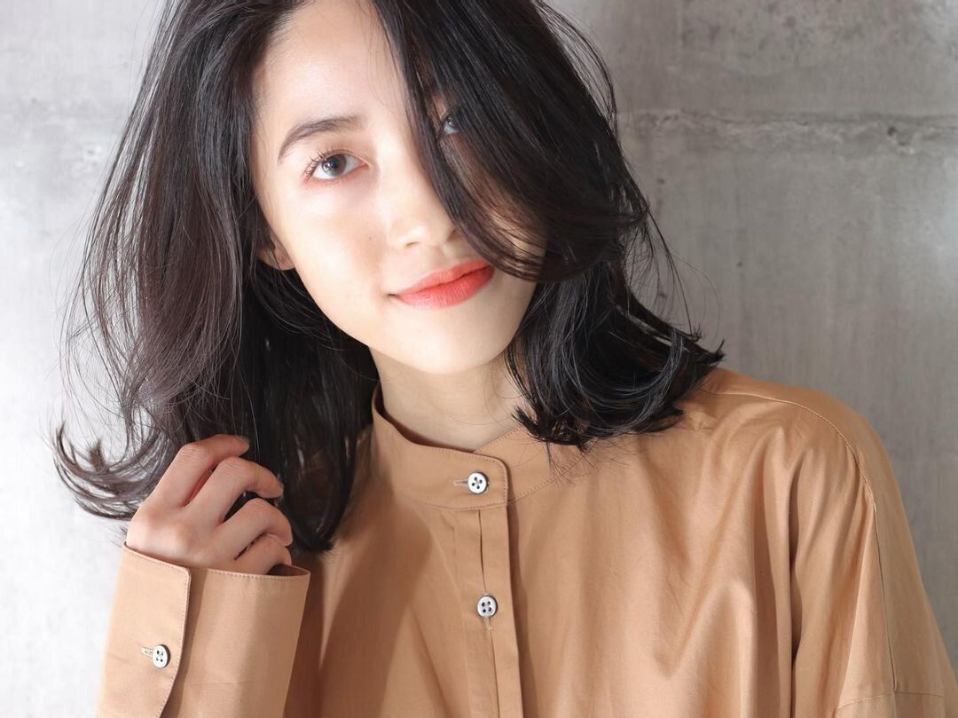 40代丸顔に似合うヘアスタイル 顔まわりに動きを出して気になる丸みもカバー