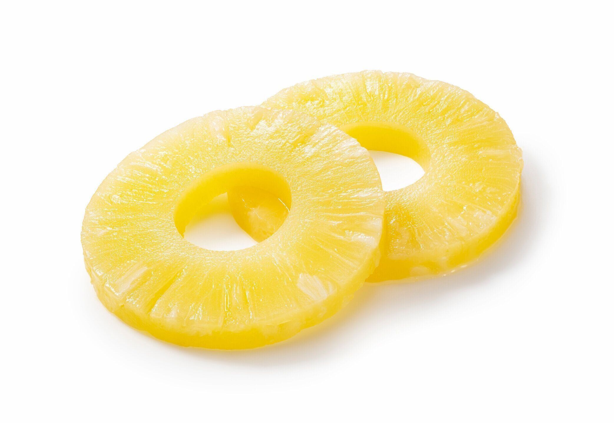 白い背景に配置パイナップルスライス。