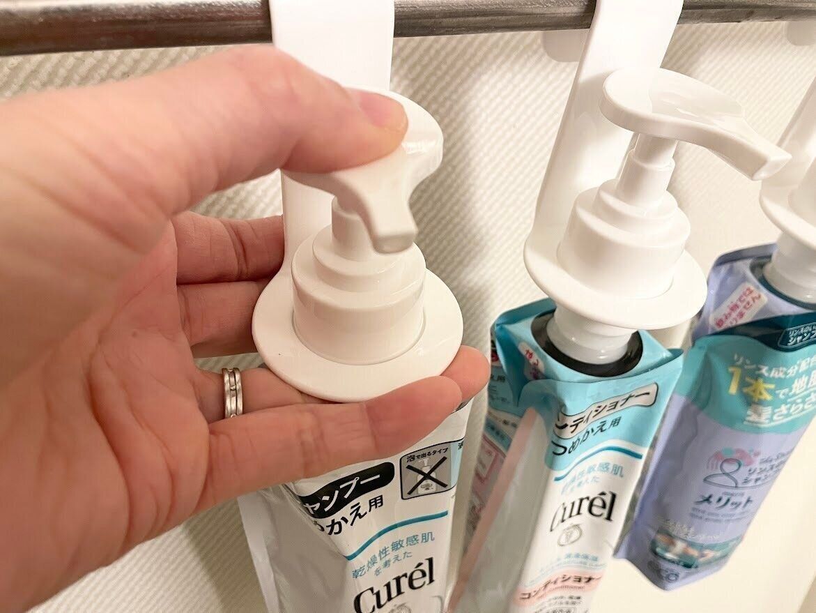 タオルバーにかけたままポンプを押せる