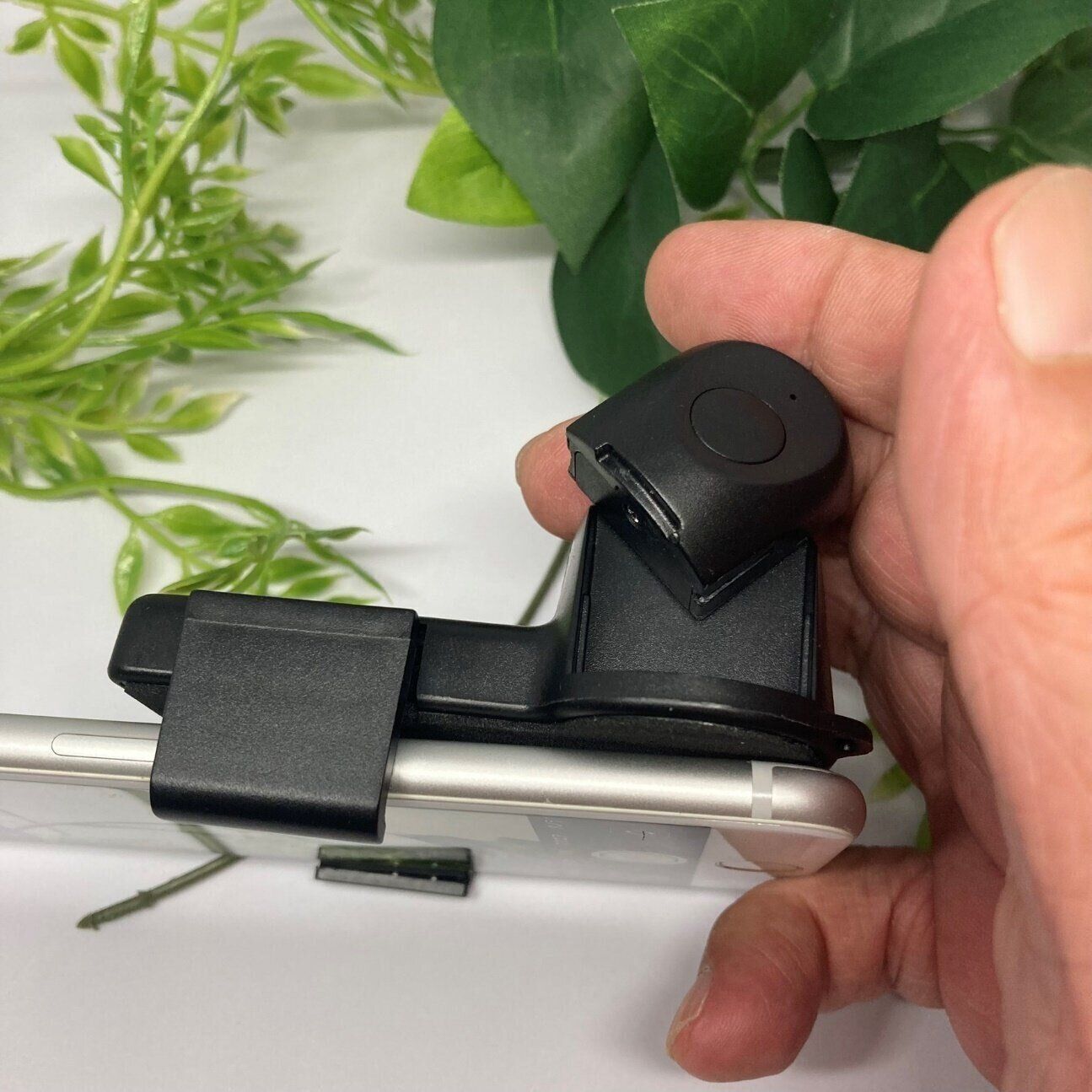 あなたのスマホがまるで高級カメラのような使い心地に！ダイソー「ワンハンドシャッター」