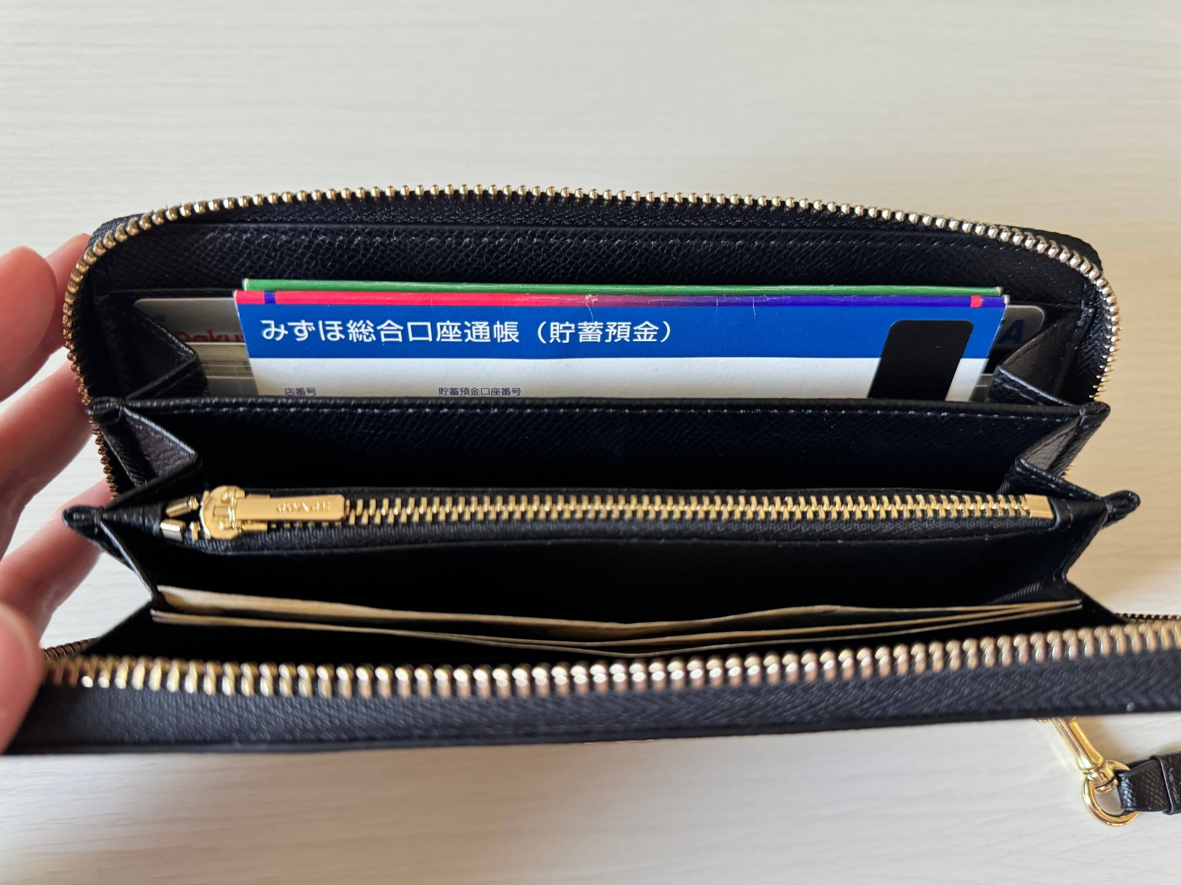 2．通帳も入れられるから