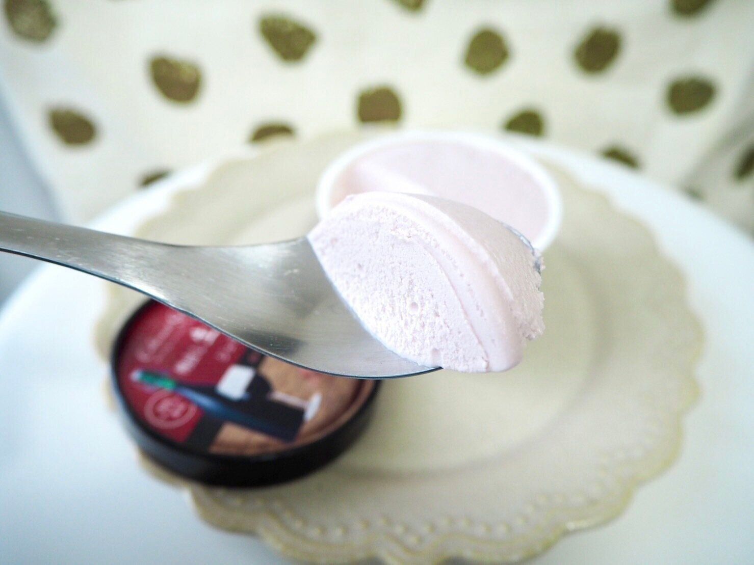 シャトレーゼ「樽出し生ワインのジェラート赤 ルビーチョコブレンド」スプーン写真