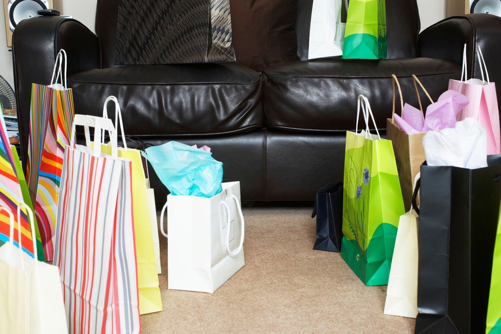 床に並べられた数種類の紙袋