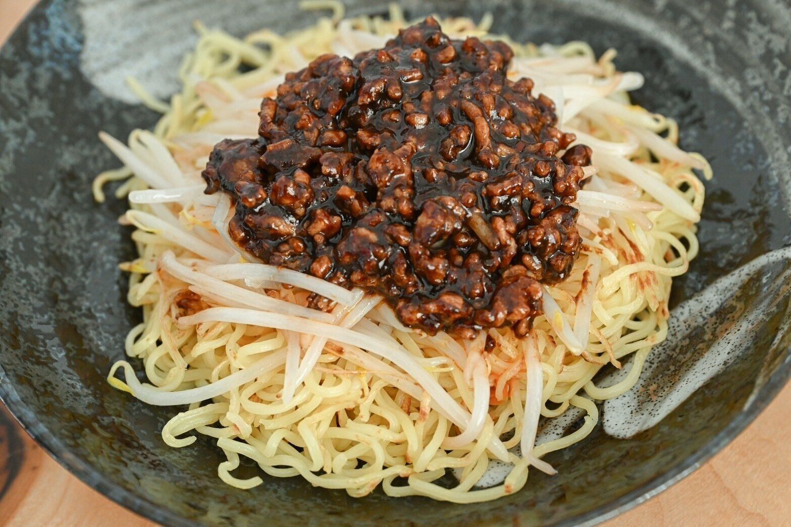 皿に盛られた黒麻婆焼きそば