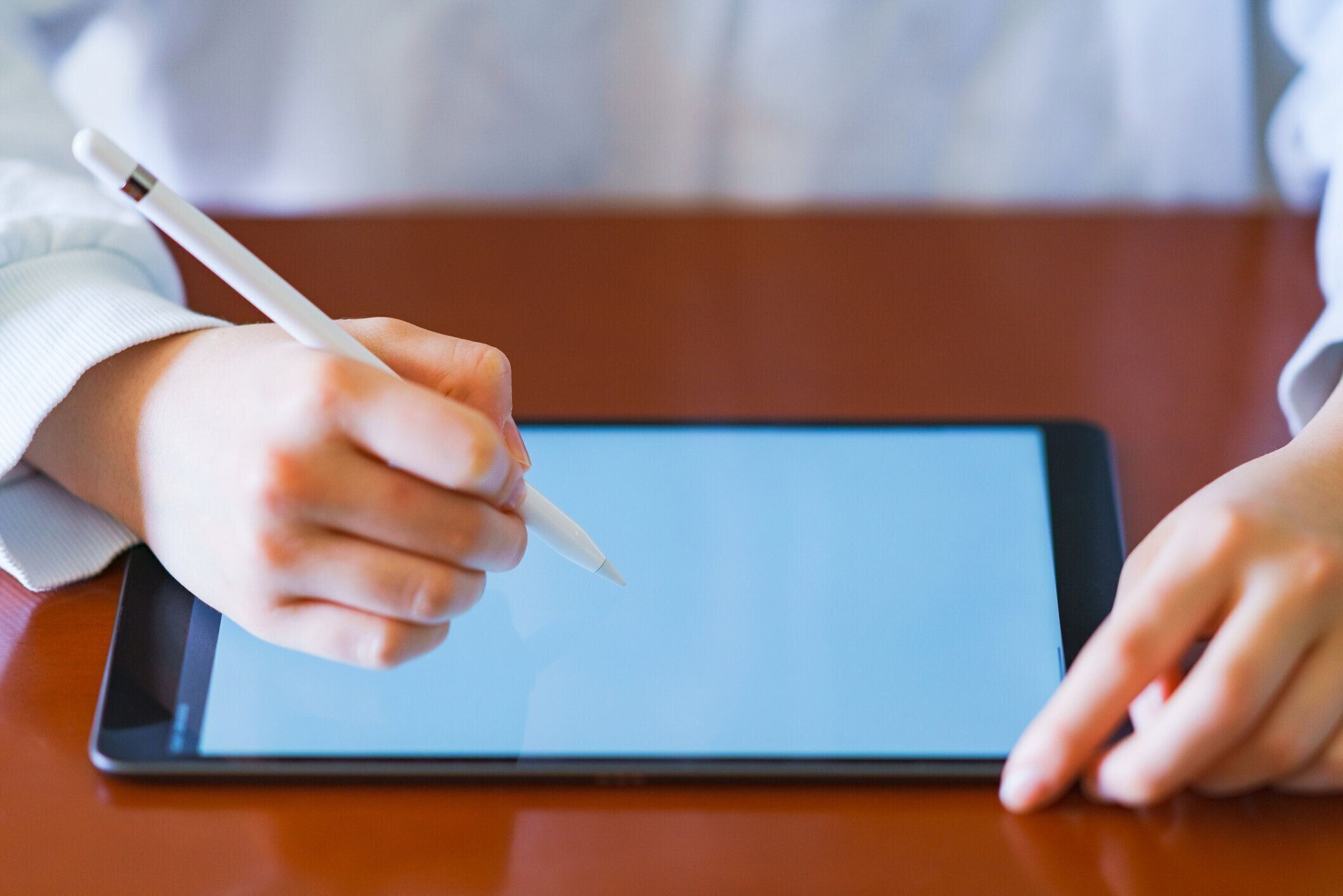 リビングルームでペンタブレットを使って女の子を勉強する