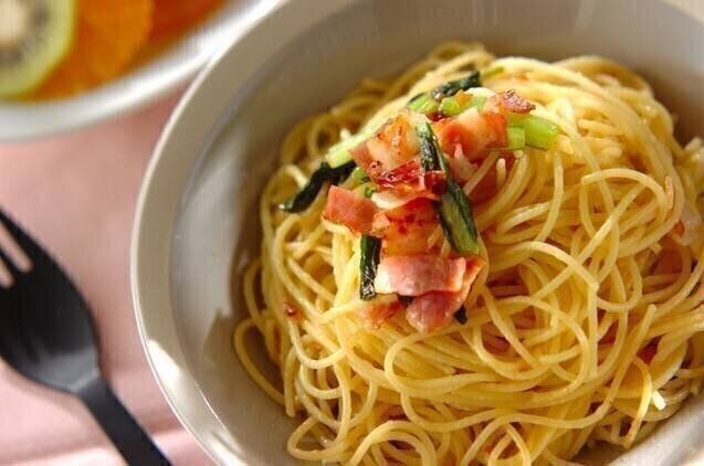 すばやく完成！小松菜とベーコンのペペロンチーノ