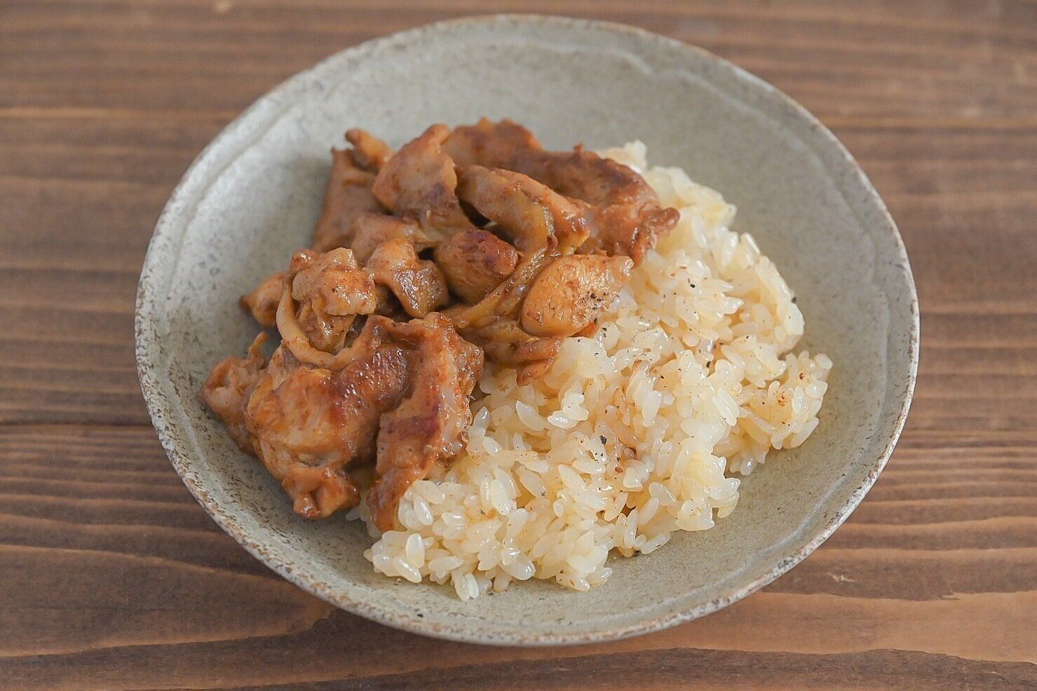 皿に盛られたケバブとごはん