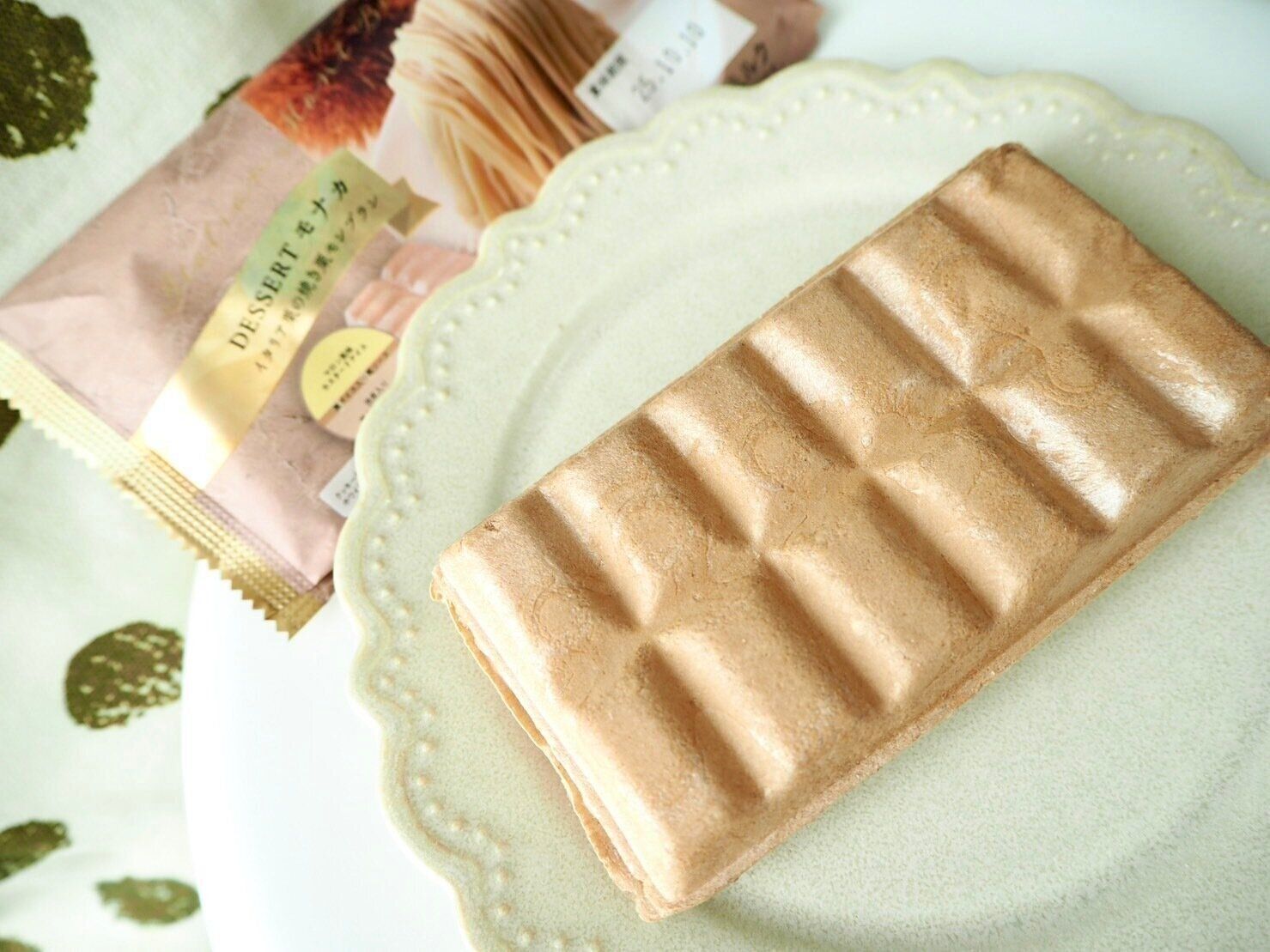 シャトレーゼ「DESSERTモナカ イタリア栗の焼き栗モンブラン」開封後写真