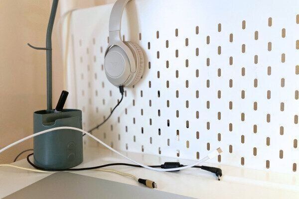 たくさんのケーブルで乱れたデスク