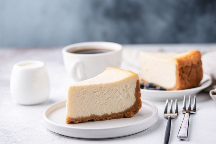 古典的なニューヨーク スタイルのチーズケーキとコーヒー