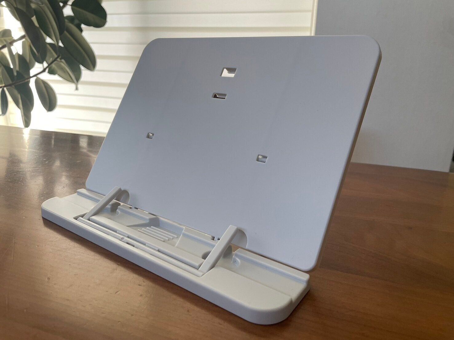 これは使える！DAISOのタブレットスタンドにもなる読書台！