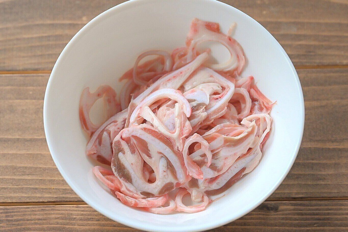 白い皿に入った解凍したナンコツスライス