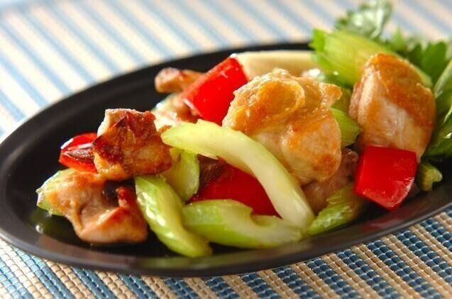 鶏肉とセロリのナンプラー炒め
