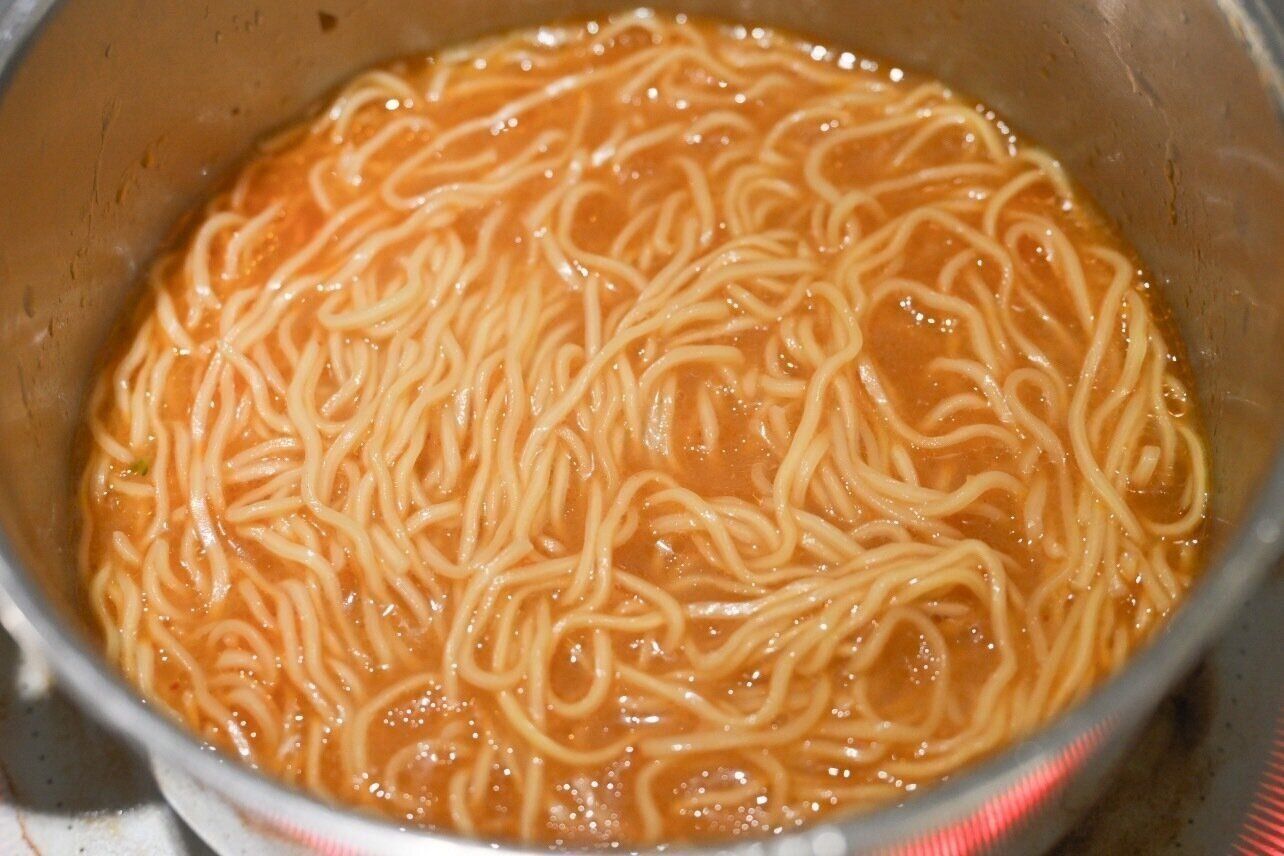 鍋に入ったラーメン