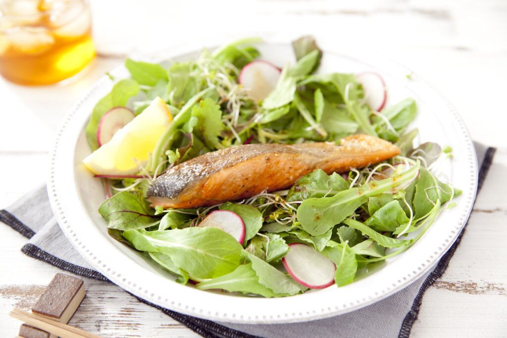 もりもりサラダと鮭のムニエル バター醤油ソース