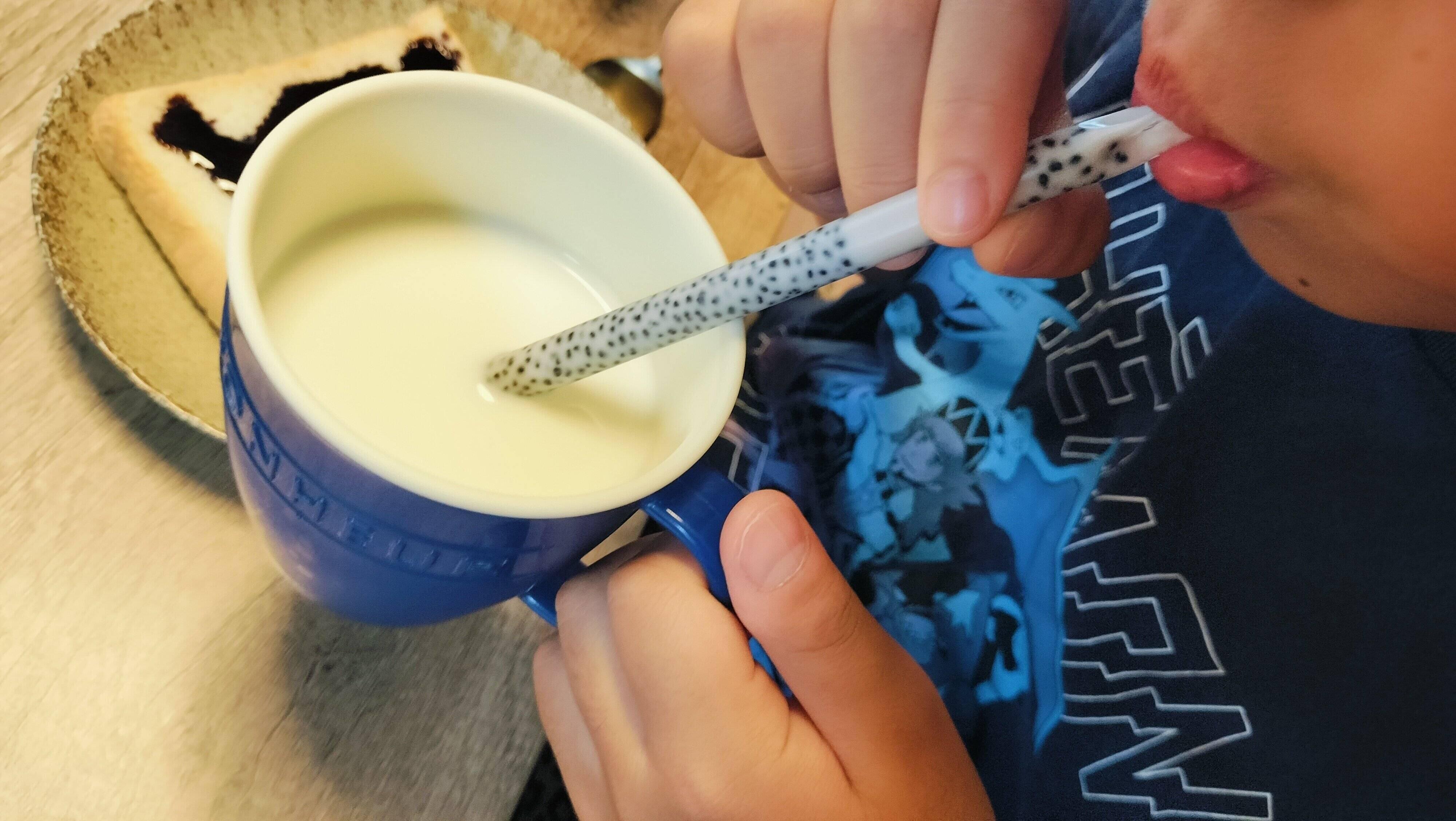 飲むとチョコミルクになっていく様子