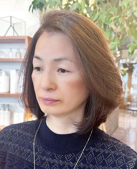 流れる前髪で顔まわりを華やかに！レイヤーボブ