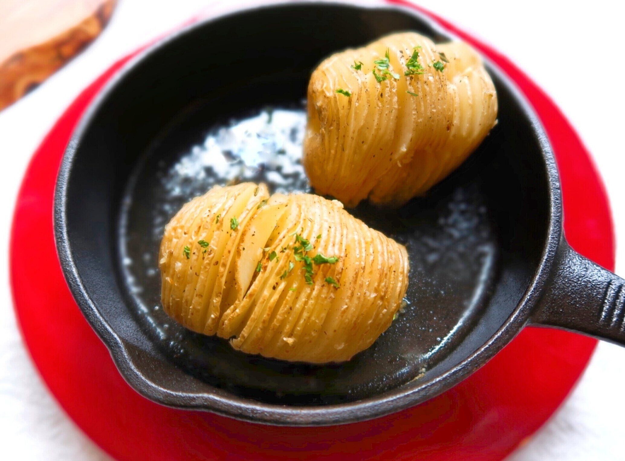 じゃがいものおいしさをまるごと味わいたいなら作らなきゃ損 じゃがいもが主役の北欧料理 ハッセルバックポテト のつくり方 サンキュ