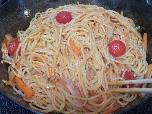 トマト入りパスタ