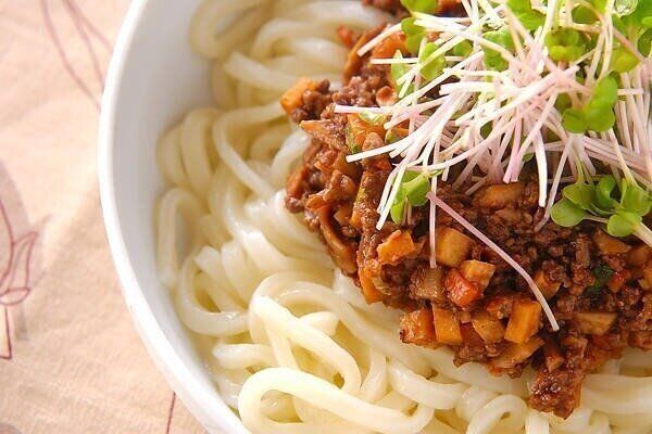 うどんの甜麺醤あんかけ