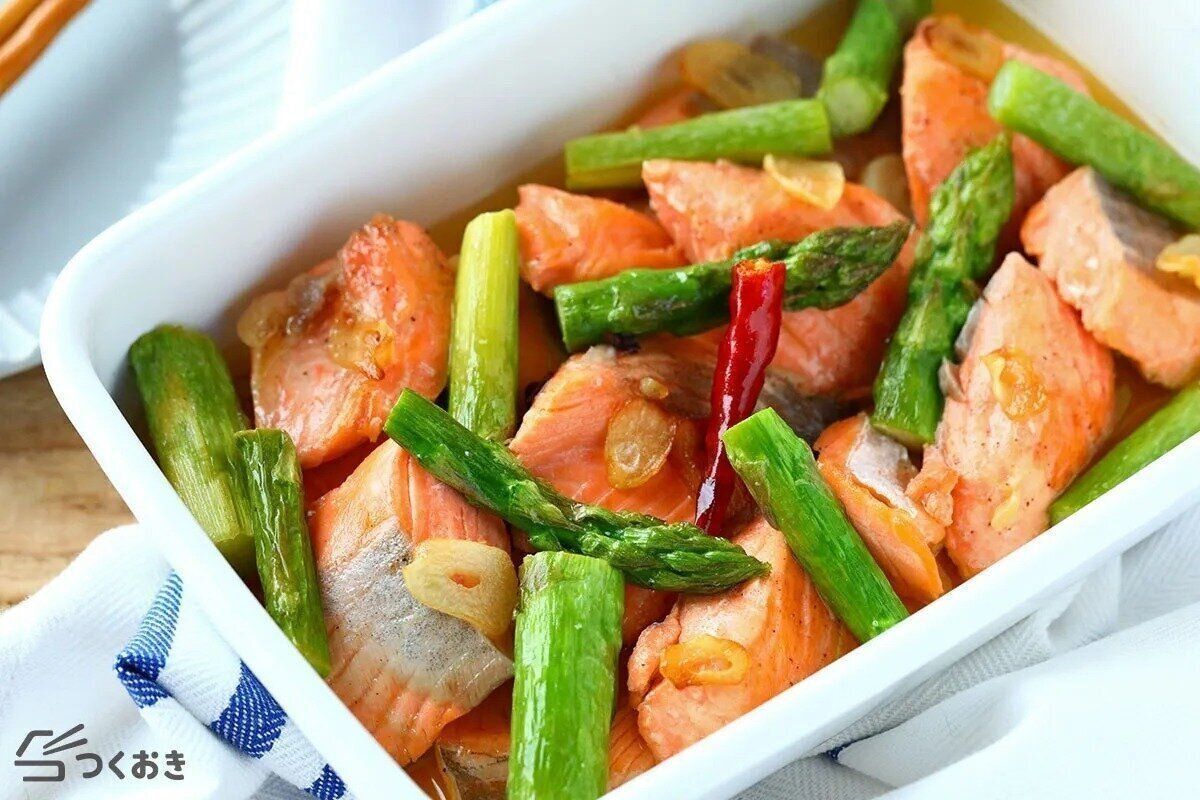 鮭とアスパラのアーリオ・オーリオ風