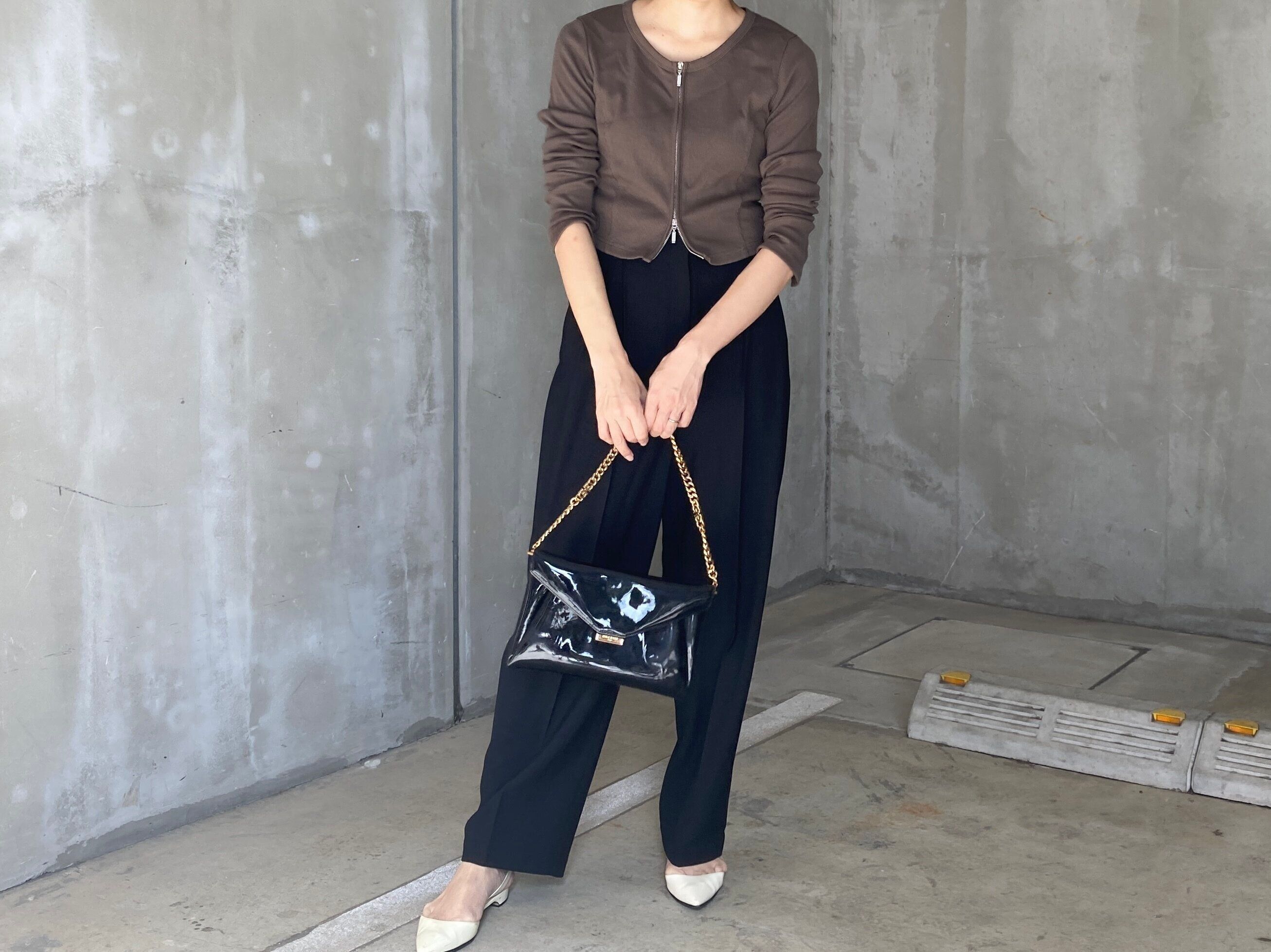 お腹まわりのプヨ！「ウエストインしない」派の40代正解コーデ