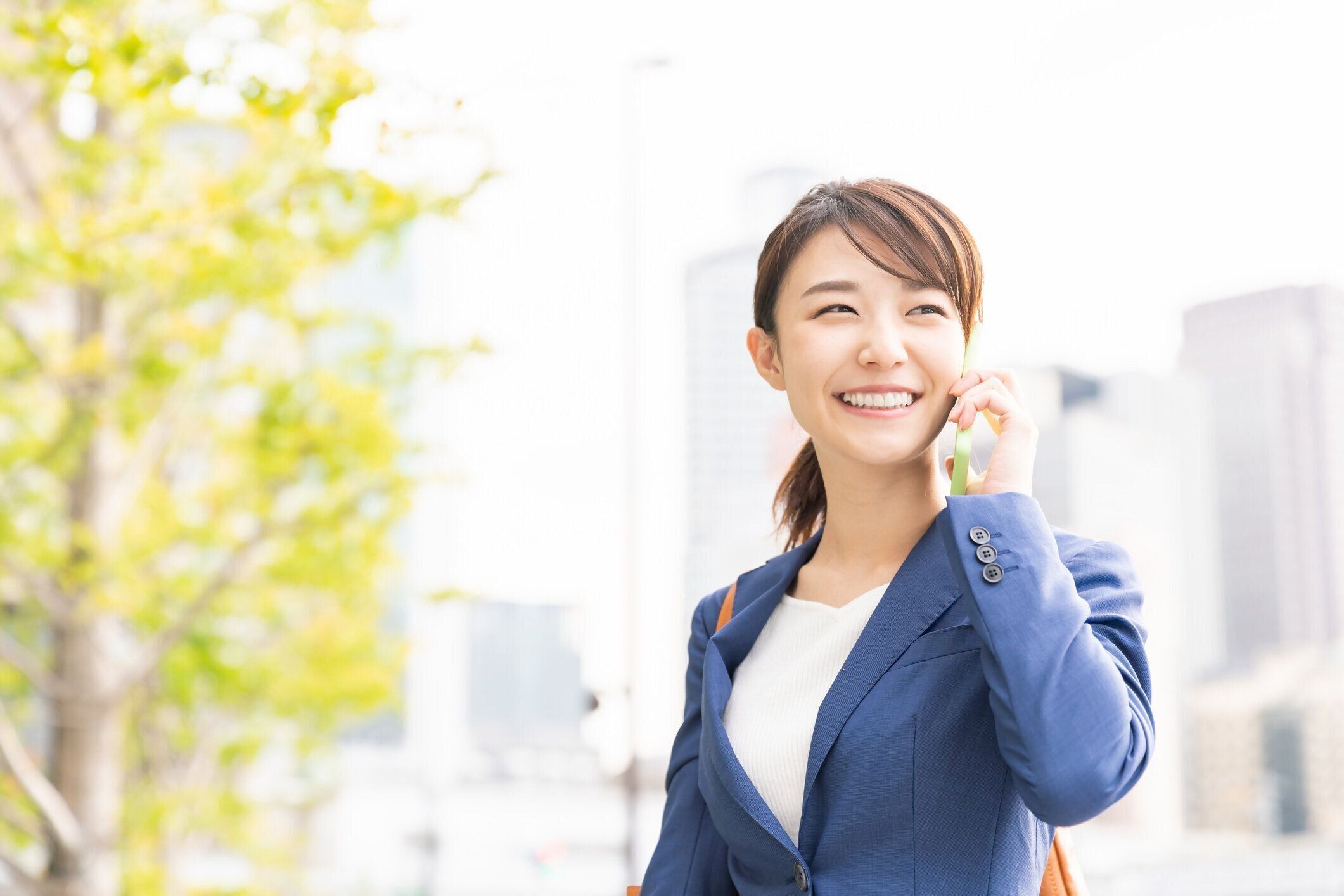 電話で話すアジアの女性